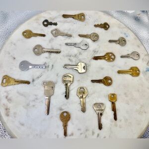Collection of VTG/Antique Keys - Many Varieties - 22 Keys